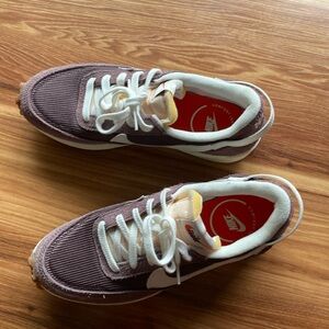 WOMEN'S NIKE WAFFLE DEBUT VINTAGE RUNNING SHOES